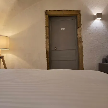 ホームステイ La Voute Noble Saint-Saturnin